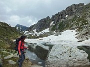 77 Chi cammina sui ghiacci del lago, chi va sull'isolotto roccioso...